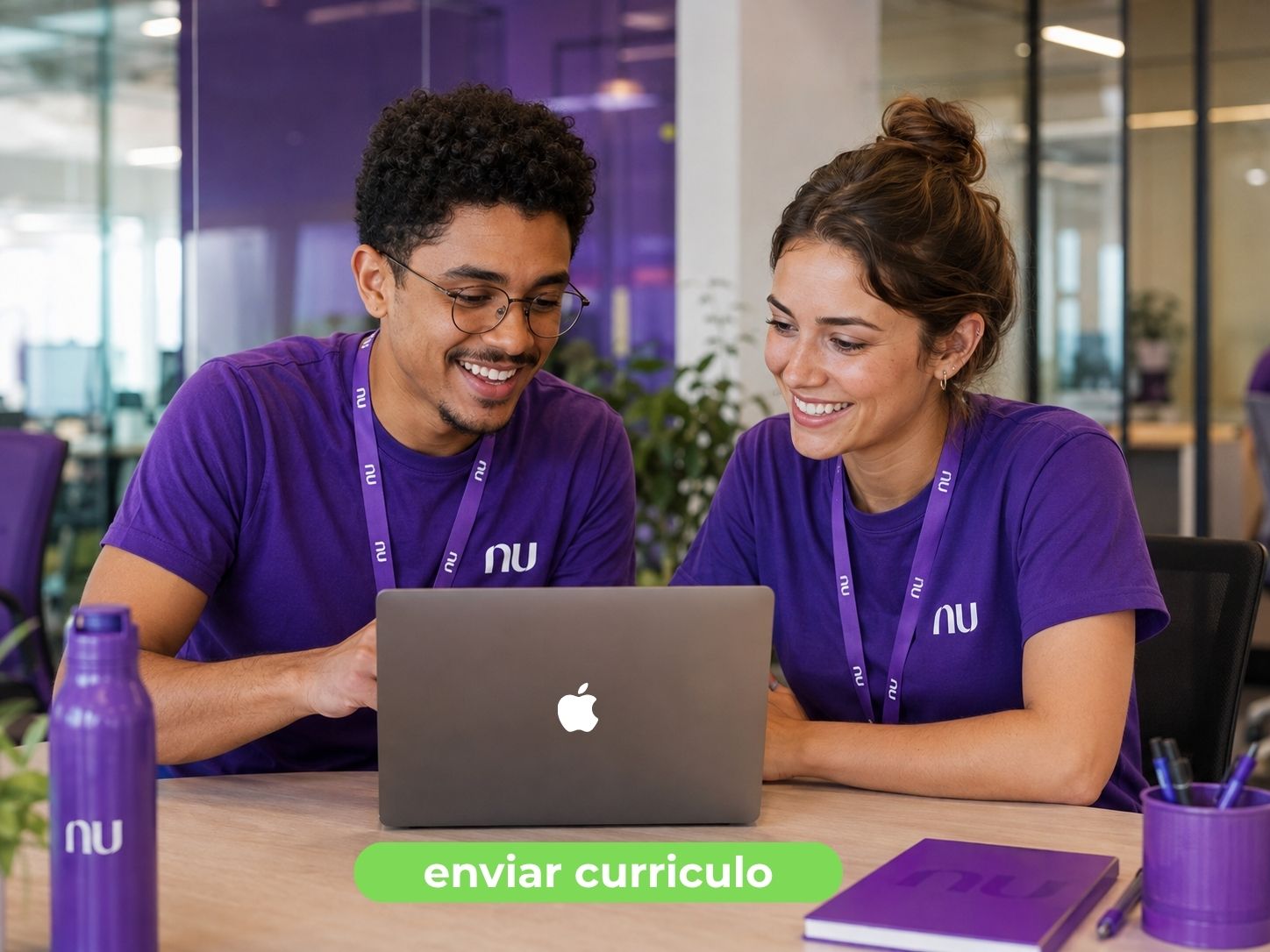 Jovens trabalhando em ambiente profissional